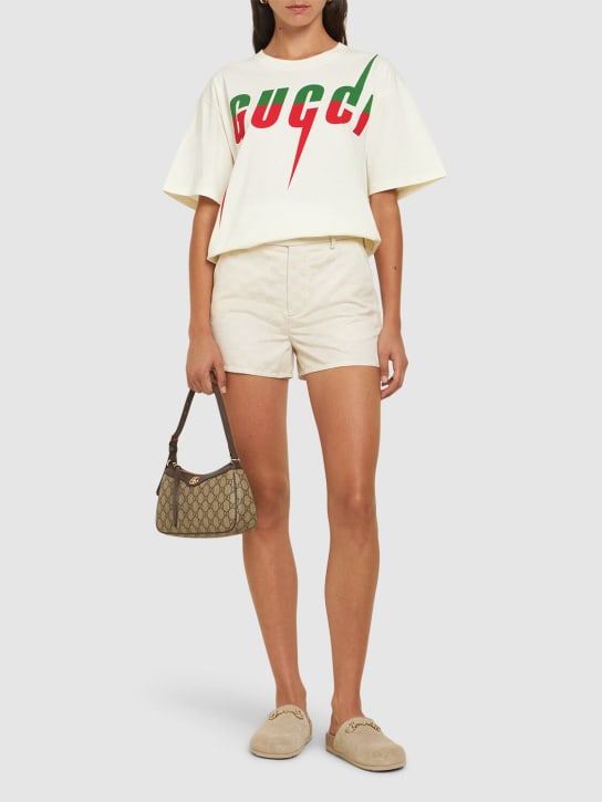 Gucci: 오버사이즈 로고 코튼 저지 티셔츠 - 오프 화이트 - women_1 | Luisa Via Roma