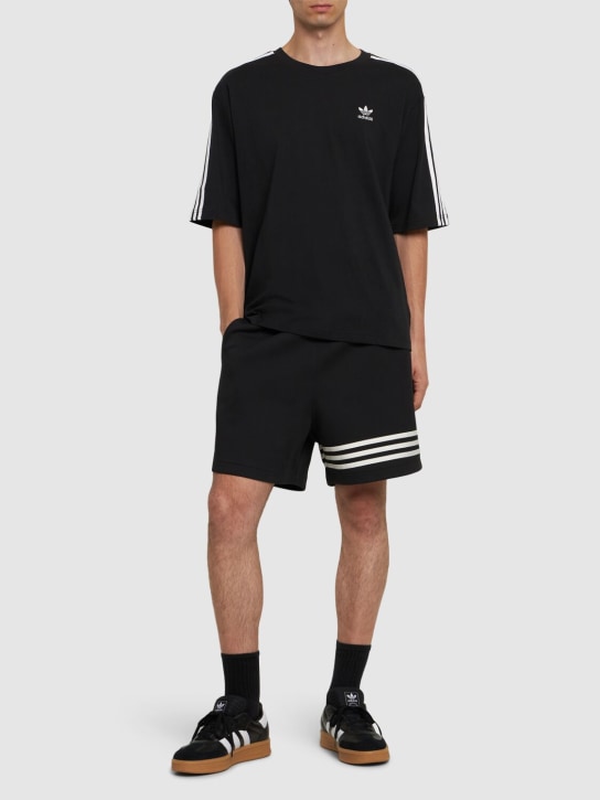 adidas Originals: オーバーサイズTシャツ - ブラック/ホワイト - men_1 | Luisa Via Roma
