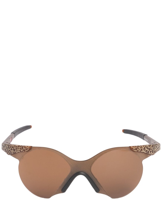 Oakley: Muzm Sub Zero round sunglasses - Burn Brush - men_0 | Luisa Via Roma