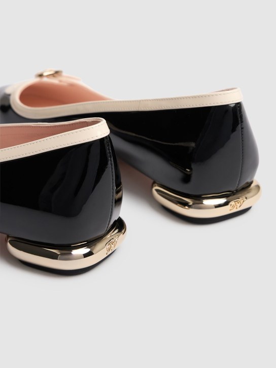 Roger Vivier: 10毫米Mini Choc皮革芭蕾平底鞋 - 白色/黑色 - women_4 | Luisa Via Roma