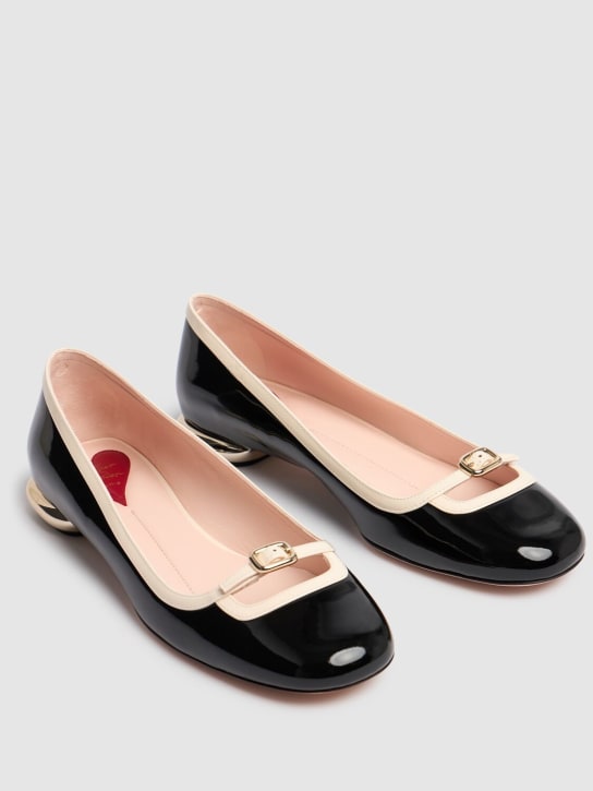 Roger Vivier: 10毫米Mini Choc皮革芭蕾平底鞋 - 白色/黑色 - women_2 | Luisa Via Roma