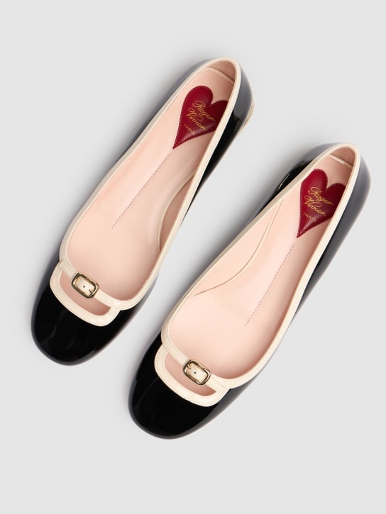 Roger Vivier: 10毫米Mini Choc皮革芭蕾平底鞋 - 白色/黑色 - women_3 | Luisa Via Roma