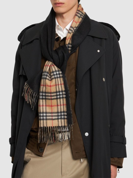 Burberry: Schal aus Kaschmir mit Vintagekaromuster - men_1 | Luisa Via Roma
