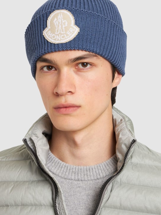 Moncler: Cappello beanie in cordonetto di lana / logo - men_1 | Luisa Via Roma