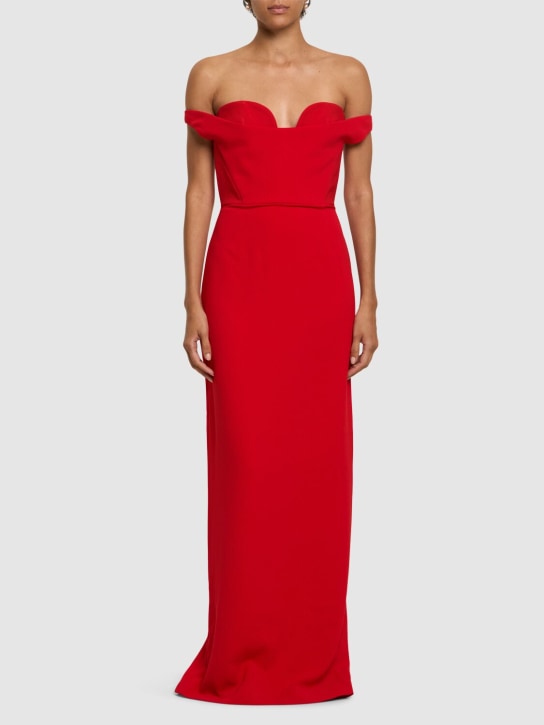 Solace London: Robe longue en crêpe à col bardot Serina - Rouge - women_1 | Luisa Via Roma