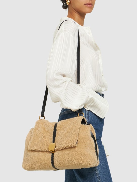 Chloé: Penelope shearling shoulder bag - Sweet Beige - women_1 | Luisa Via Roma