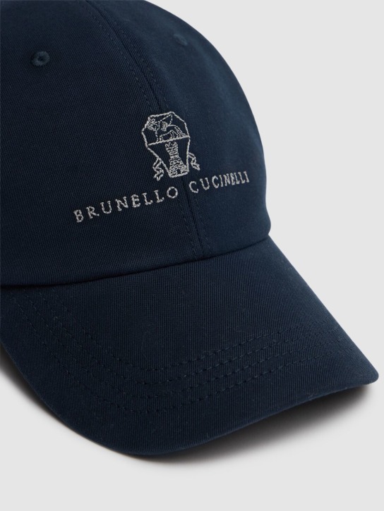 Brunello Cucinelli: Cappello baseball in gabardina di cotone con logo - Navy - men_1 | Luisa Via Roma