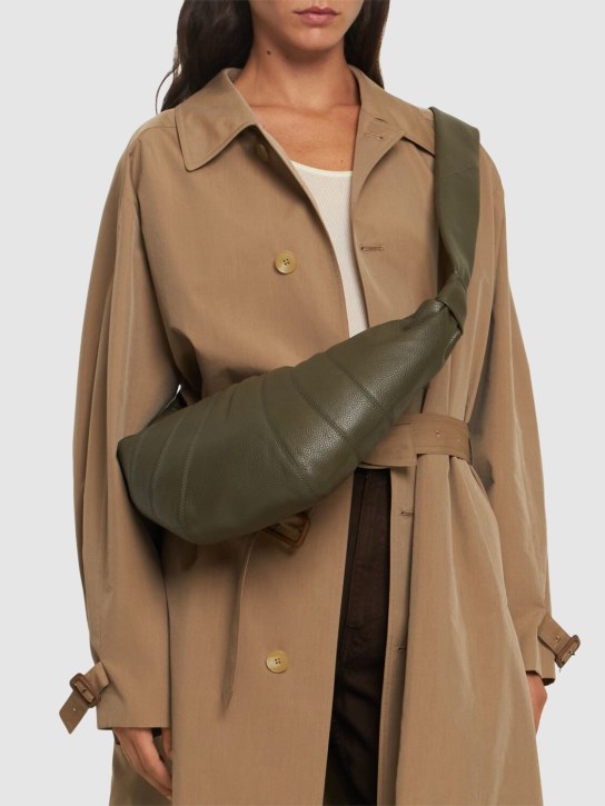 Lemaire: Sac moyen en cuir grainé Croissant - women_1 | Luisa Via Roma