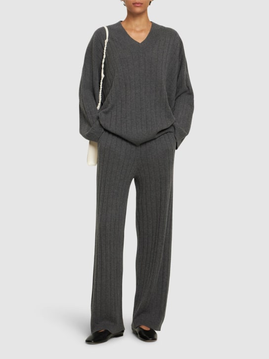 Brunello Cucinelli: Ribbed cashmere sweatpants - Grey - women_1 | Luisa Via Roma