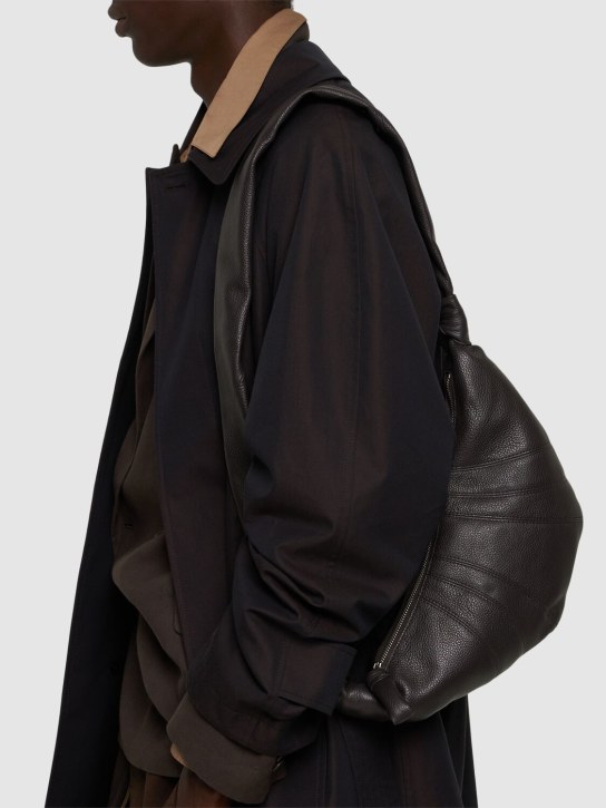 Lemaire: Croissant グレインレザーバッグ - ダークチョコレート - men_1 | Luisa Via Roma