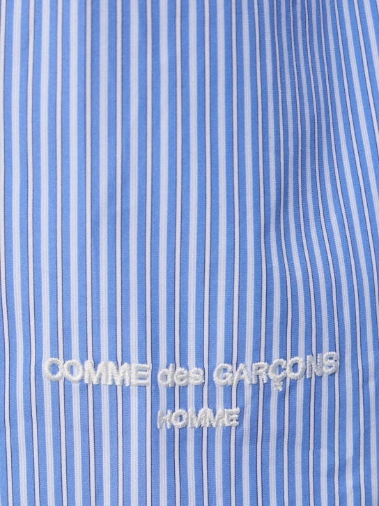 Comme des Garçons Homme: Gestreiftes Hemd mit CDG Homme-Logo - Navy/Weiß - men_1 | Luisa Via Roma