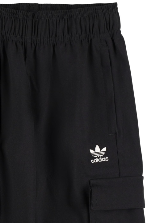 adidas Originals: Technostoff-Cargohose mit Logo - Schwarz - kids-boys_1 | Luisa Via Roma