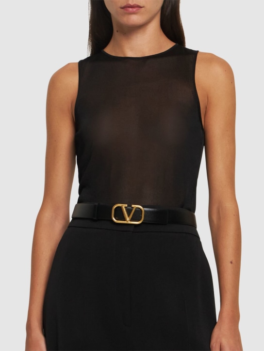 Valentino Garavani: Cintura reversibile V Logo in pelle 3cm - Nero/Ottone - women_1 | Luisa Via Roma