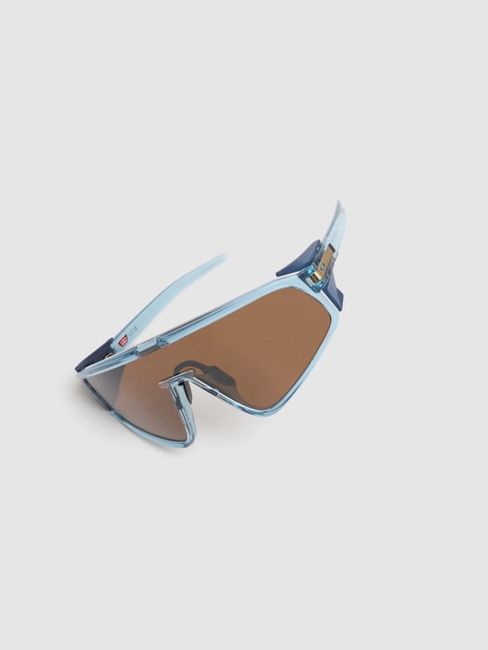 Oakley: KM Latch TM Panel Mask sunglasses - Brown/Blue - women_1 | Luisa Via Roma