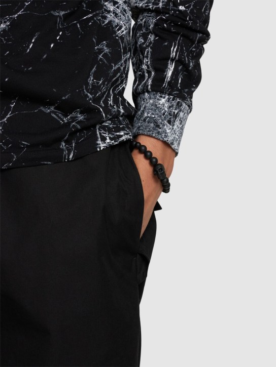 McQueen: ARMBAND MIT ONYXPERLEN UND SCHÄDEL - men_1 | Luisa Via Roma