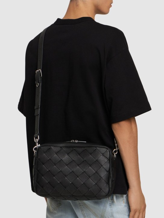 Bottega Veneta: Intrecciato中号皮革相机包 - men_1 | Luisa Via Roma