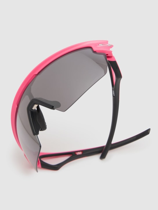 Oakley: Sphaera mask sunglasses - Black/Fuchsia - women_1 | Luisa Via Roma
