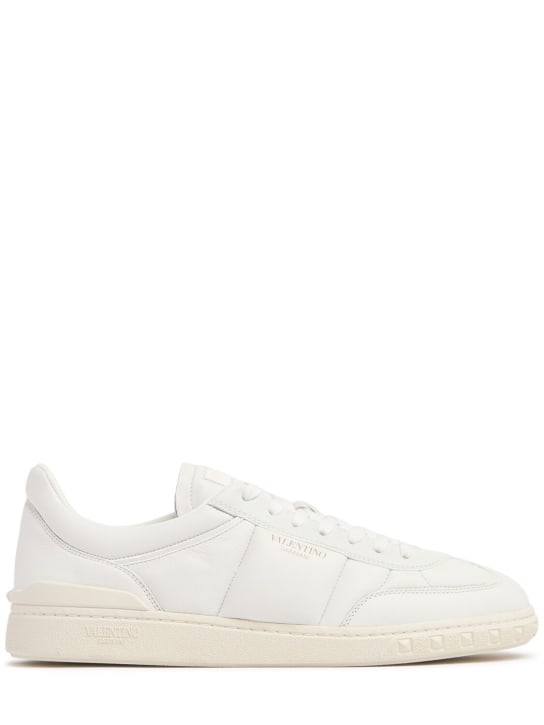 Valentino Garavani: Baskets basses en cuir rembourré Upvillage - Blanc - men_0 | Luisa Via Roma