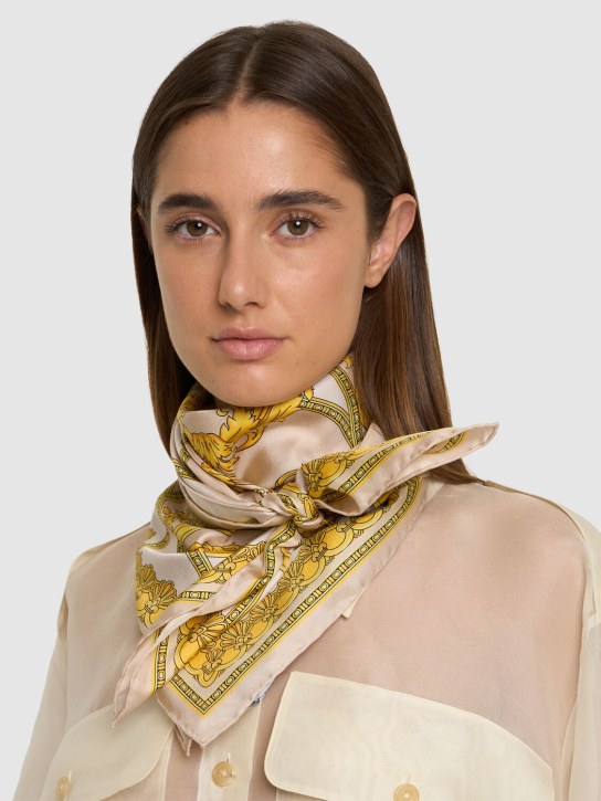Versace: La Coupe printed silk twill foulard - women_1 | Luisa Via Roma