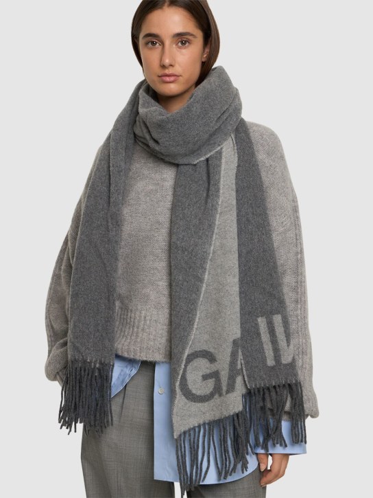 GANNI: Schal aus Wolle mit Fransen - Frost Gray - women_1 | Luisa Via Roma