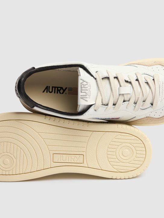 Autry: Medalist Low sneakers - Wht Blk - men_3 | Luisa Via Roma