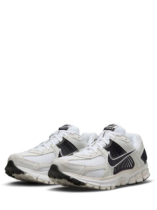 Nike: Sneakers "Zoom Vomero 5" - men_1 | Luisa Via Roma