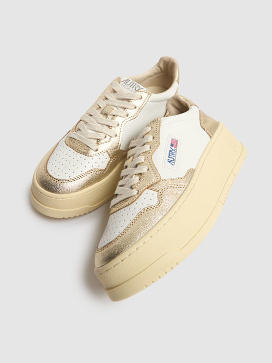 Autry: Sneakers basse con platform - Bianco - women_2 | Luisa Via Roma