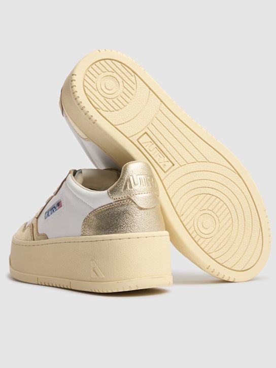 Autry: Sneakers basse con platform - Bianco - women_3 | Luisa Via Roma
