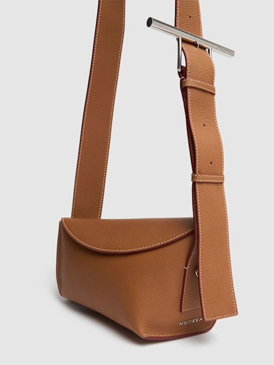 Alexander McQueen: Bolso Sling  de piel - Pecan - women_1 | Luisa Via Roma