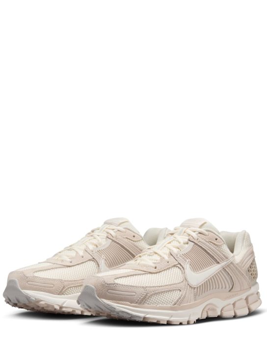 Nike: Sneakers "Zoom Vomero 5" - men_1 | Luisa Via Roma