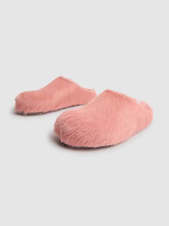 Marni: 10mm Fussbett pony hair sabot flats - women_2 | Luisa Via Roma