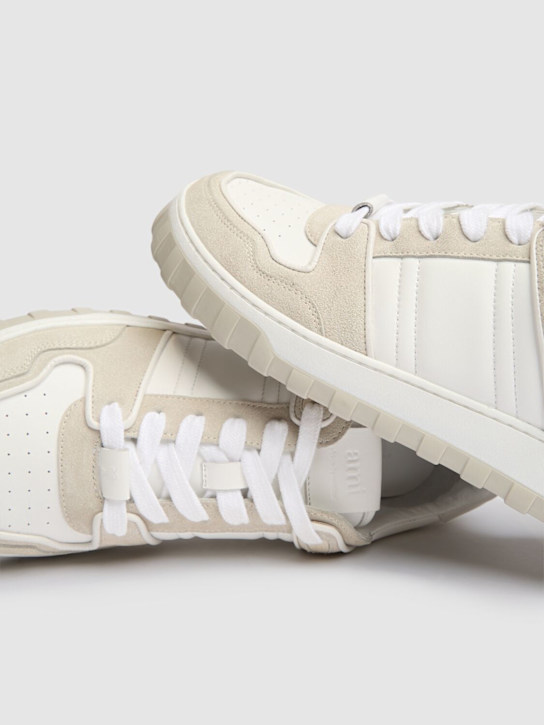 AMI Paris: Low top leather sneakers - White/Mastic - men_4 | Luisa Via Roma