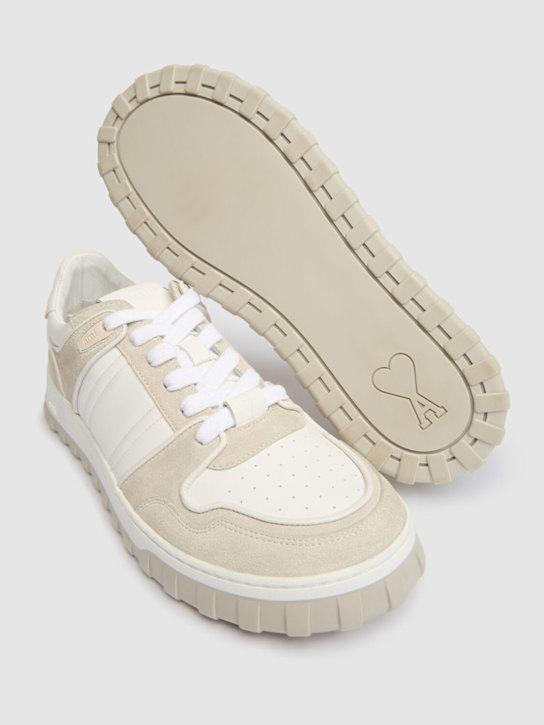 AMI Paris: Low top leather sneakers - White/Mastic - men_5 | Luisa Via Roma