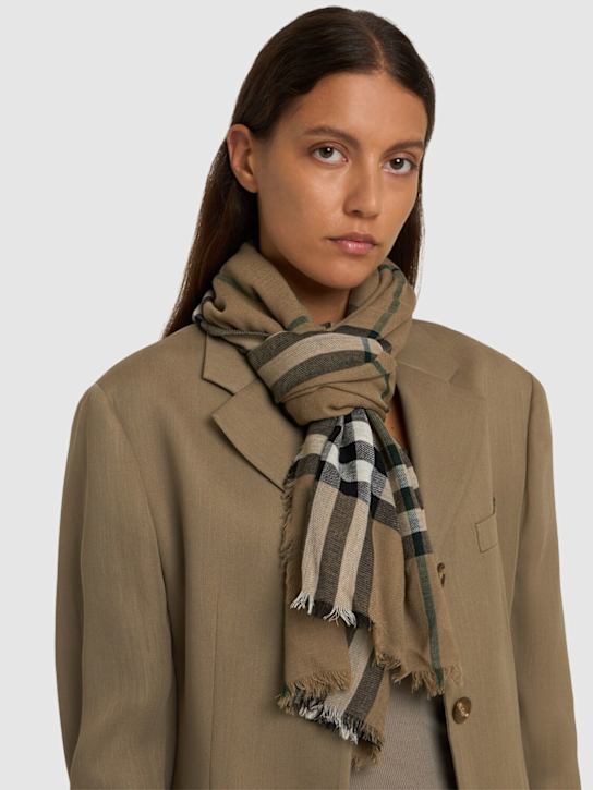 Burberry: Sciarpa Giant Check in lana - women_1 | Luisa Via Roma