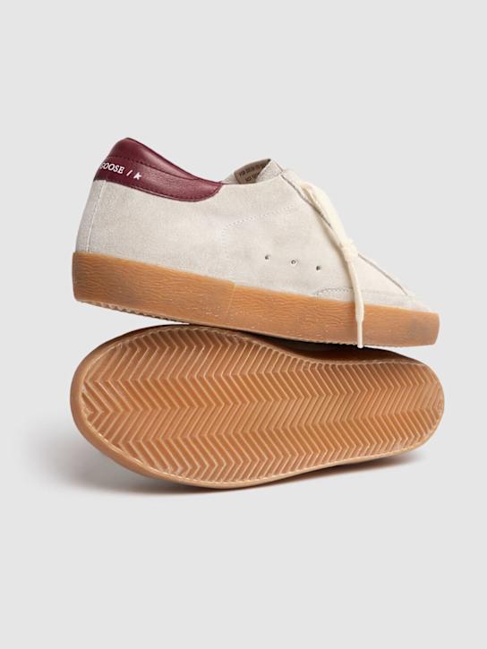 Golden Goose: 20毫米Super-Star麂皮运动鞋 - 白色/酒红色 - women_4 | Luisa Via Roma