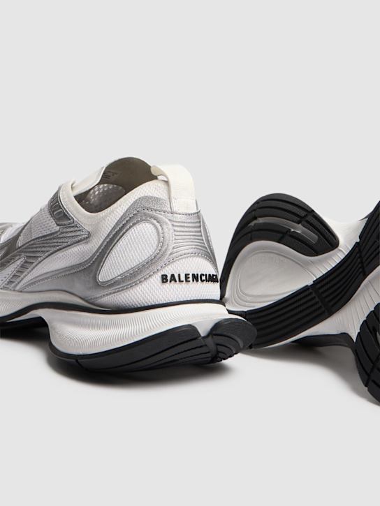 Balenciaga: 45毫米Circuit科技织物运动鞋 - 白色/银色 - men_4 | Luisa Via Roma