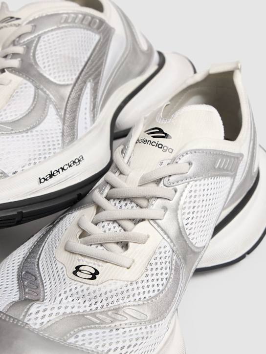 Balenciaga: 45毫米Circuit科技织物运动鞋 - 白色/银色 - men_3 | Luisa Via Roma