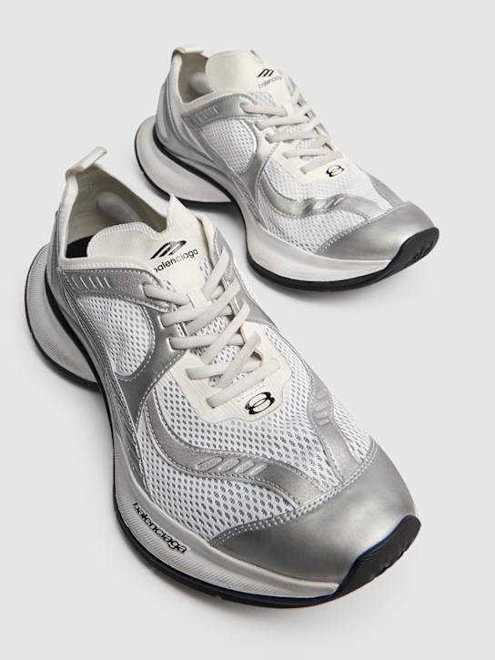 Balenciaga: 45毫米Circuit科技织物运动鞋 - 白色/银色 - men_2 | Luisa Via Roma