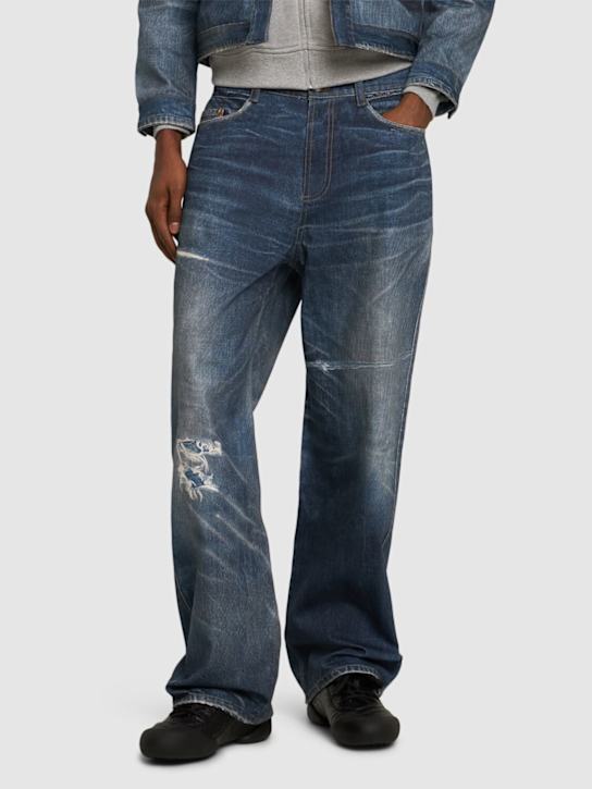 Andersson Bell: Pantalon unisexe en denim imprimé trompe l'œil - men_2 | Luisa Via Roma