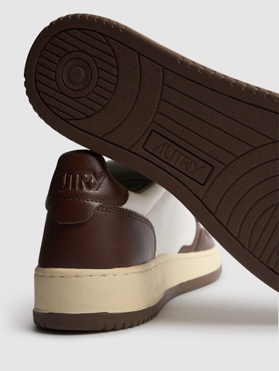 Autry: Medalist low sneakers - White Chestnut - men_4 | Luisa Via Roma