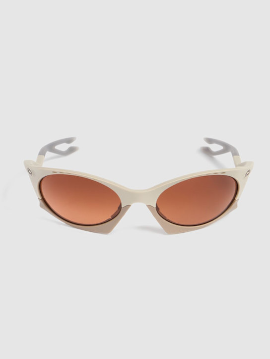 Oakley: Plantaris Prizm lens sunglasses - Matte Sand - men_3 | Luisa Via Roma