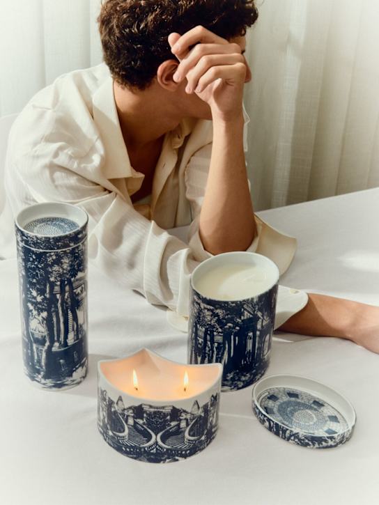 Fornasetti: Grande Giardino Settecentesco candle - Blue - ecraft_1 | Luisa Via Roma