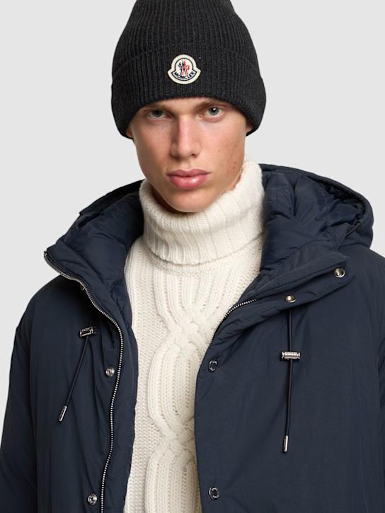 Moncler: Logo virgin wool beanie - men_1 | Luisa Via Roma