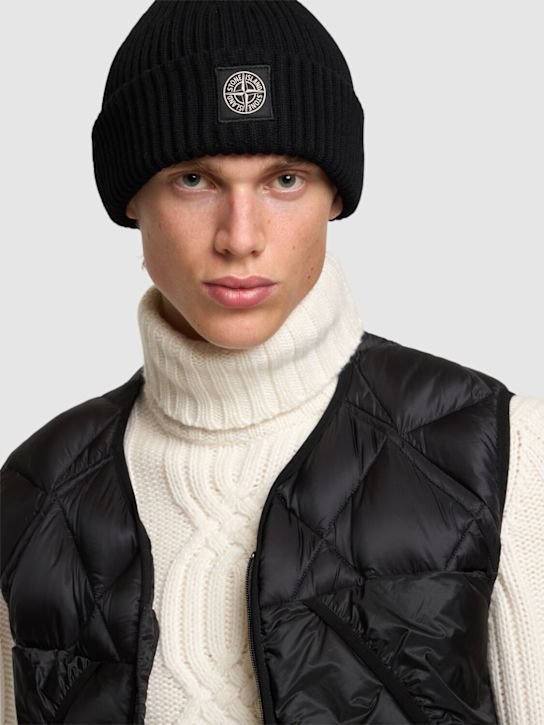 Stone Island: Virgin wool beanie - men_1 | Luisa Via Roma