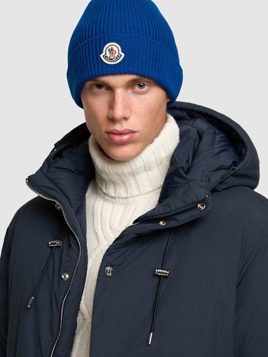 Moncler: Logo virgin wool beanie - men_1 | Luisa Via Roma