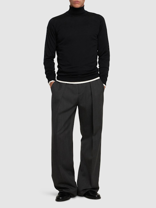 John Smedley: Cherwell高领针织毛衣 - 黑色 - men_1 | Luisa Via Roma