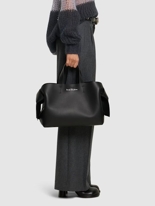 Acne Studios: Sac cabas en cuir Musubi - Noir - women_1 | Luisa Via Roma