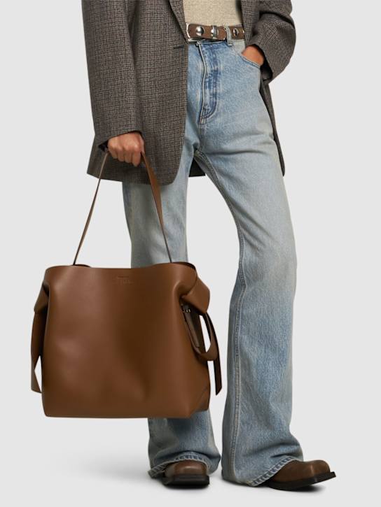 Acne Studios: Midi Musubi leather tote bag - women_1 | Luisa Via Roma