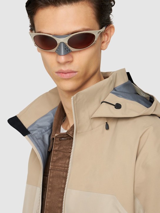 Oakley: Plantaris Prizm lens sunglasses - Matte Sand - men_2 | Luisa Via Roma