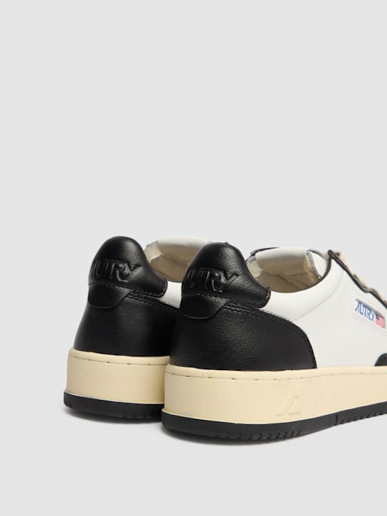 Autry: Medalist Low sneakers - White/Black - men_4 | Luisa Via Roma